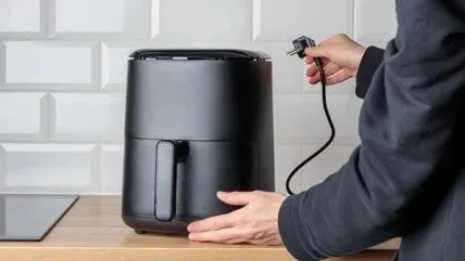Air fryer posicionada em bancada com folga de ventilacao, etapa de instalacao