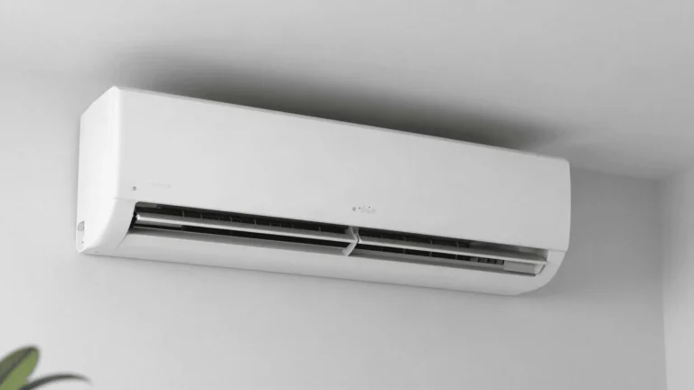 Ar-condicionado split branco instalado em parede de quarto moderno