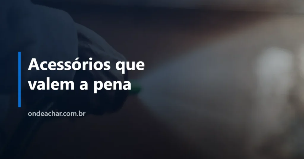 Pessoa segurando a lança de uma lavadora de alta pressão