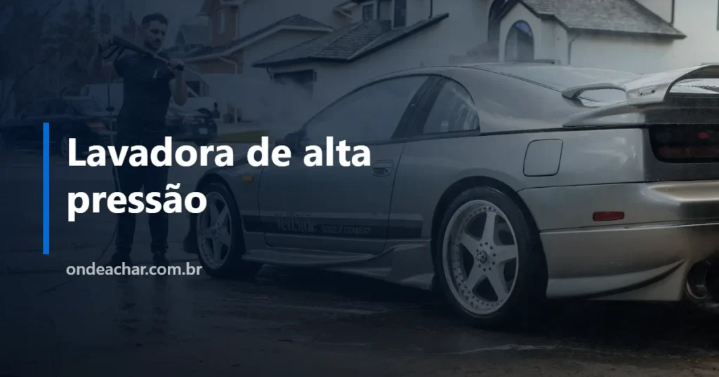 Homem lavando a lataria de um carro esportivo com lavadora de alta pressão