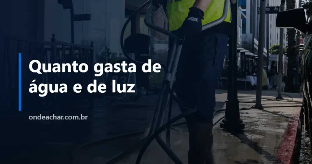 Jato de alta pressão lavando o calçamento e a água escorrendo pela rua