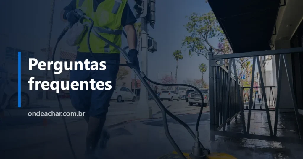 Trabalhador de colete amarelo limpando a rua com lavadora de alta pressão