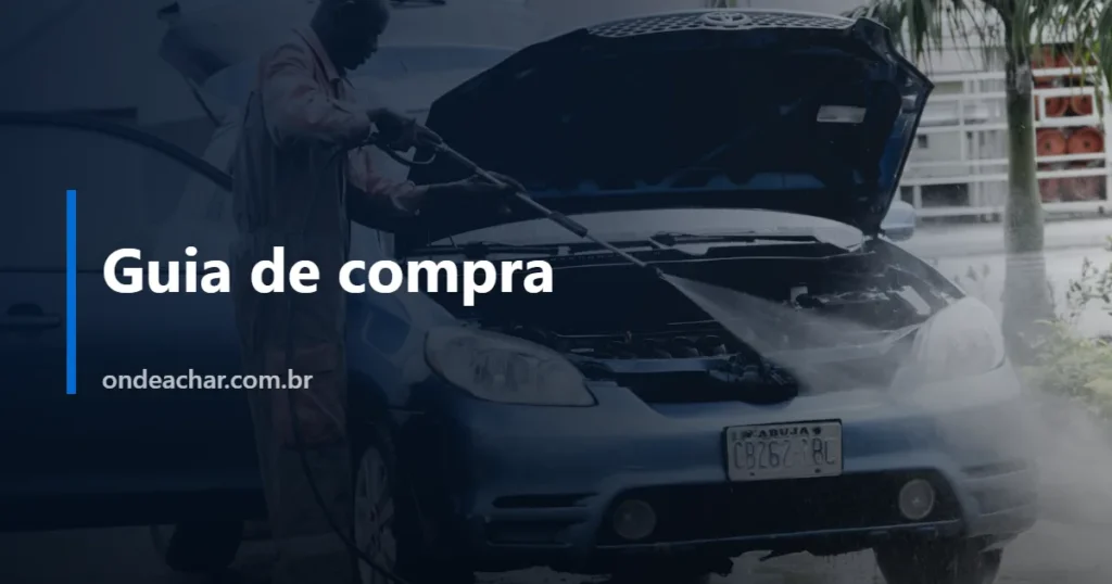 Homem de casaco cinza lavando um carro azul ao ar livre