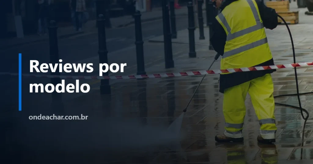 Homem de jaqueta amarela operando uma lavadora de alta pressão