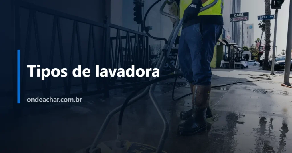 Trabalhador de colete amarelo limpando o calçamento da rua com jato de alta pressão