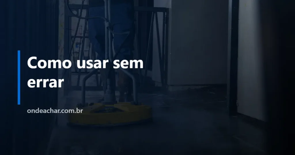 Trabalhador de colete amarelo lavando o piso com lavadora de alta pressão